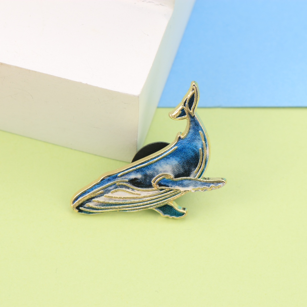 Embroidery Whale - Gradiënt blauwe walvis emaille pin, oceaandier