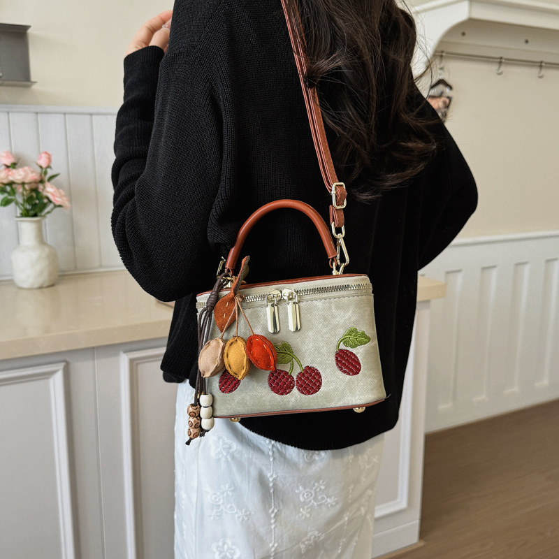 Vintage handtas met kersenbord - Embroidery Charm recensie en prijs