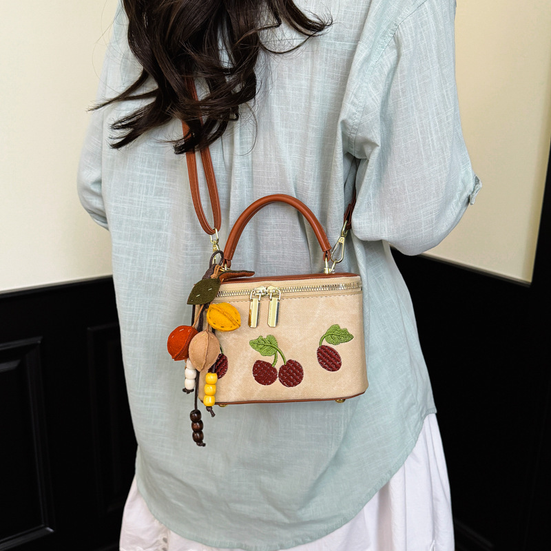 Vintage handtas met kersenbord - Embroidery Charm recensie en prijs