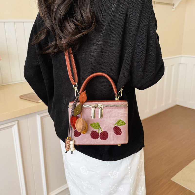 Vintage handtas met kersenbord - Embroidery Charm recensie en prijs